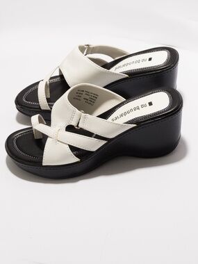 Toe loop wedge sandal white faux leather No Boundaries size 7